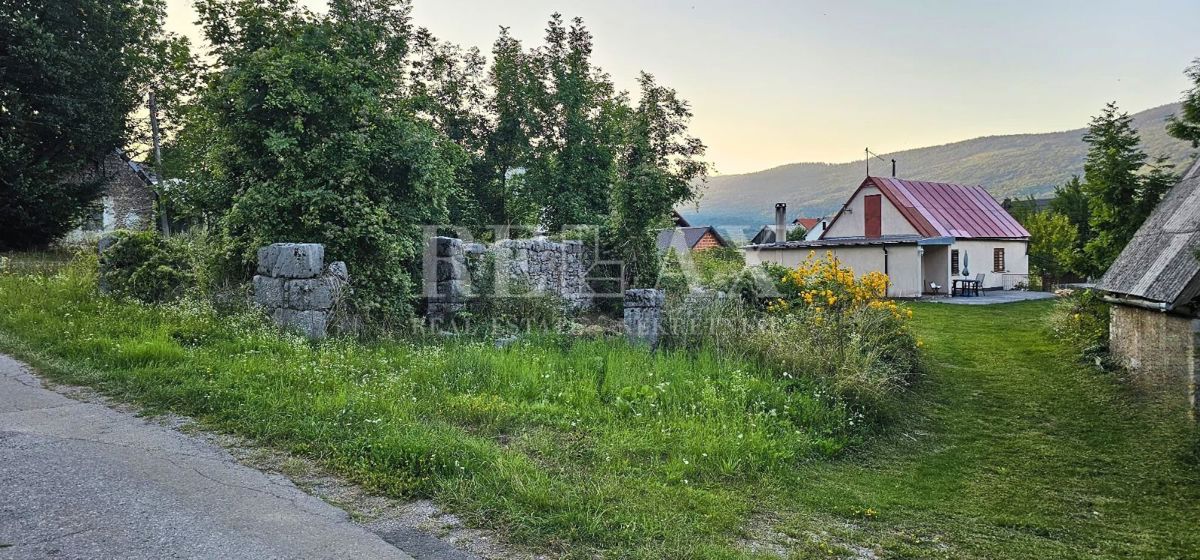 Krasno - casa da ristrutturare con terreno e due edifici