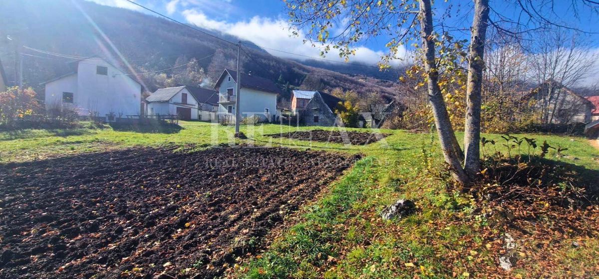 Krasno - casa da ristrutturare con terreno e due edifici