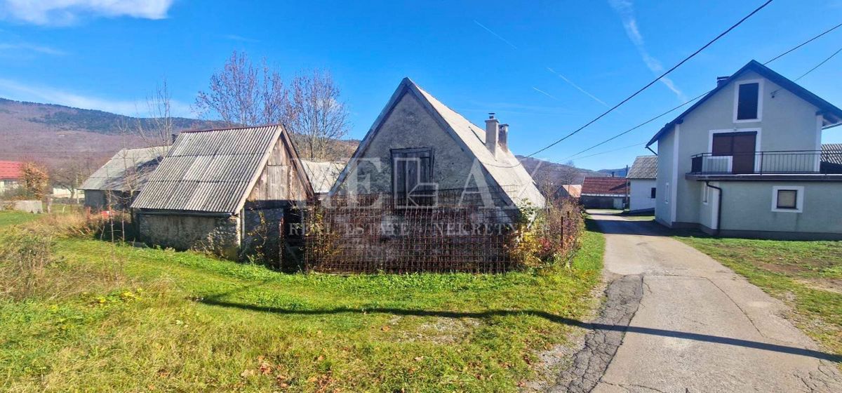 Krasno - casa da ristrutturare con terreno e due edifici