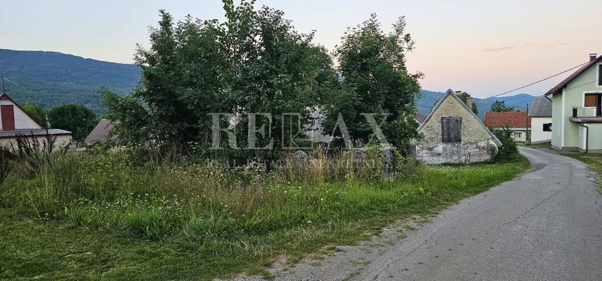 Krasno - casa da ristrutturare con terreno e due edifici