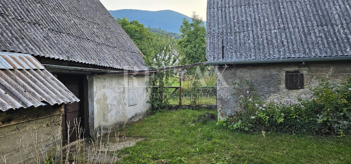 Krasno - casa da ristrutturare con terreno e due edifici