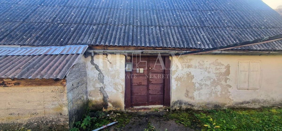 Krasno - casa da ristrutturare con terreno e due edifici