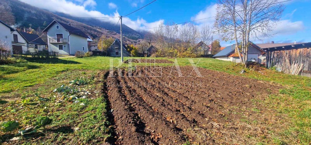 Krasno - casa da ristrutturare con terreno e due edifici