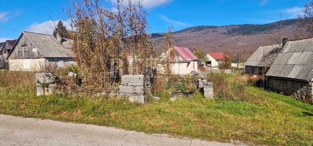 Krasno - casa da ristrutturare con terreno e due edifici