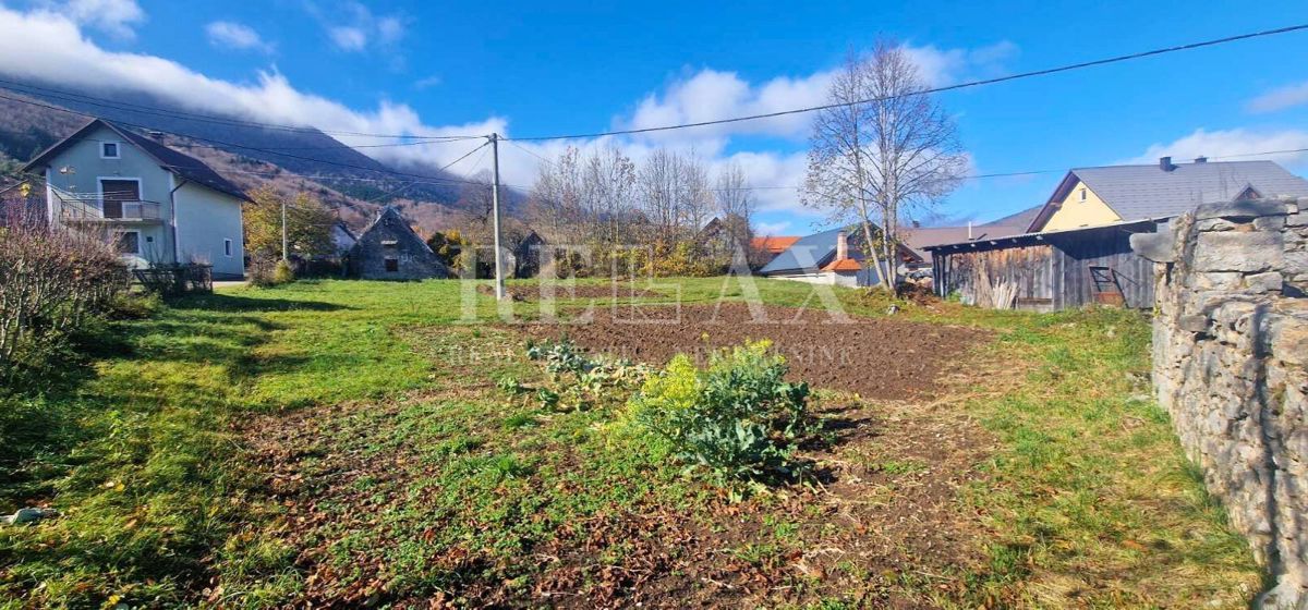 Krasno - casa da ristrutturare con terreno e due edifici