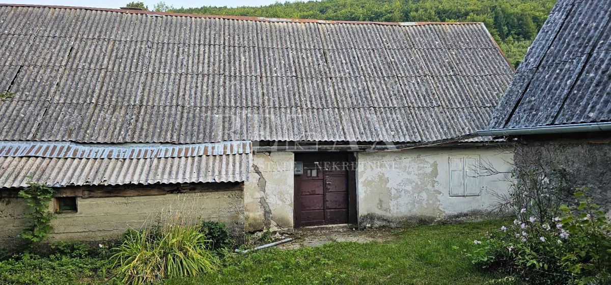 Krasno - casa da ristrutturare con terreno e due edifici