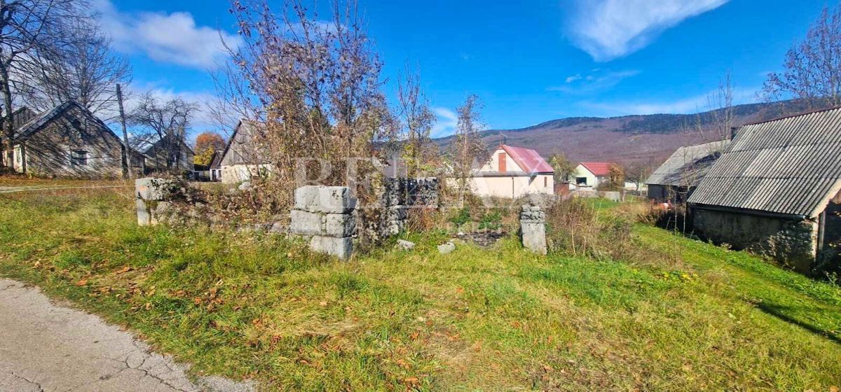 Krasno - casa da ristrutturare con terreno e due edifici