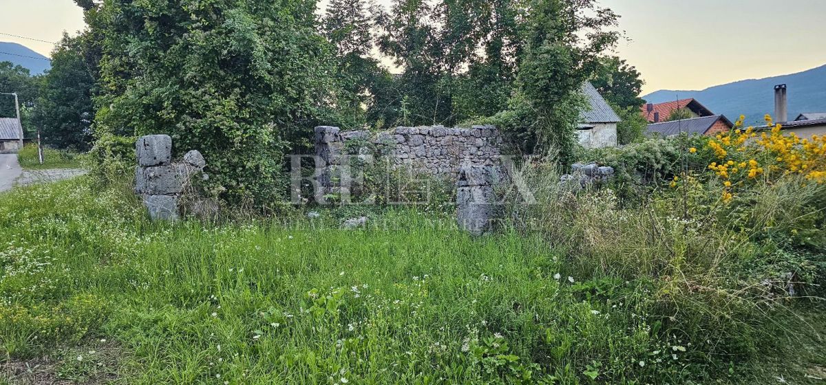 Krasno - casa da ristrutturare con terreno e due edifici