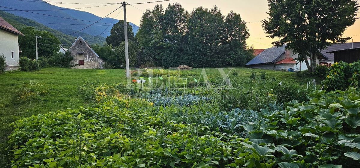 Krasno - casa da ristrutturare con terreno e due edifici