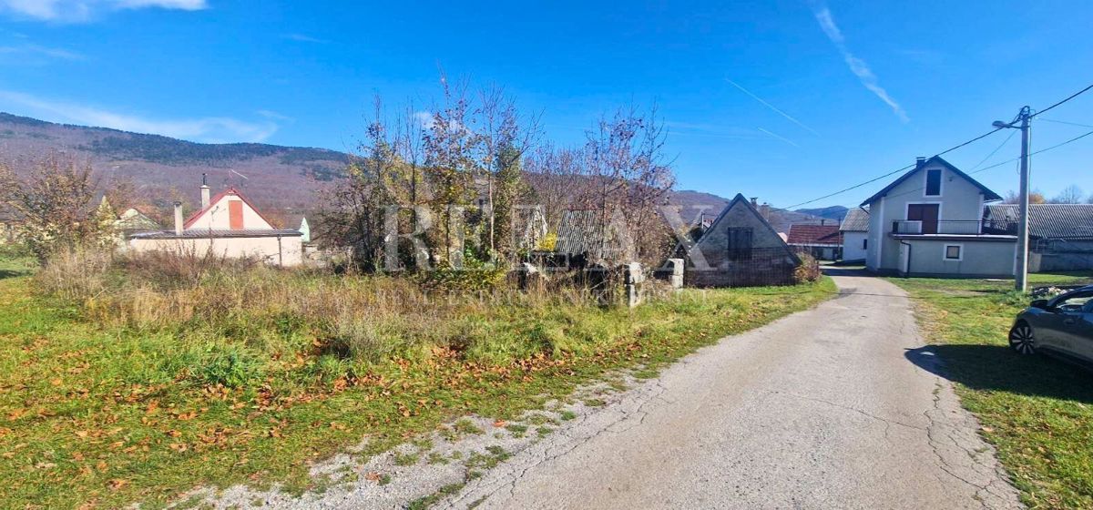 Krasno - casa da ristrutturare con terreno e due edifici