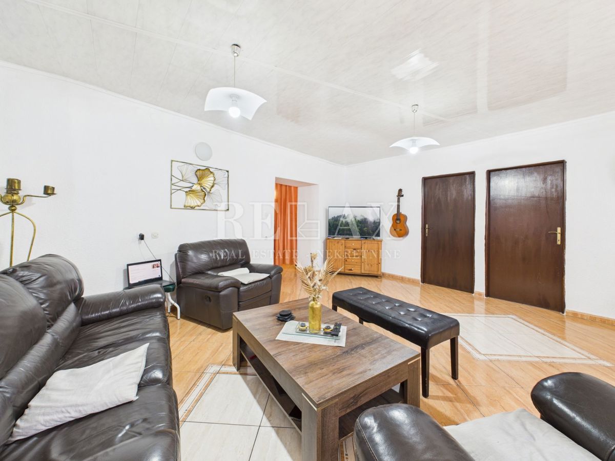 Kastav - casa con 3 appartamenti e spazio commerciale