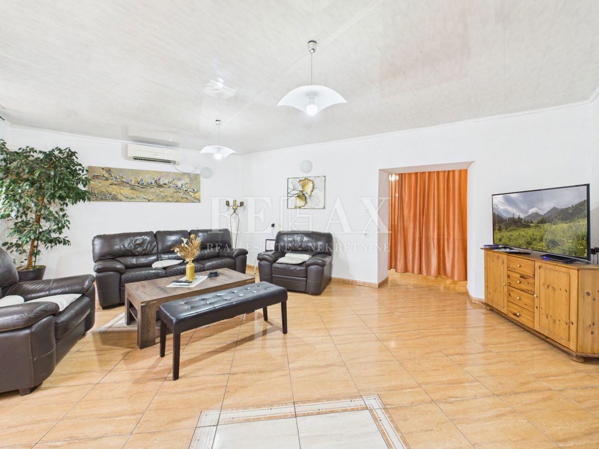 Kastav - casa con 3 appartamenti e spazio commerciale