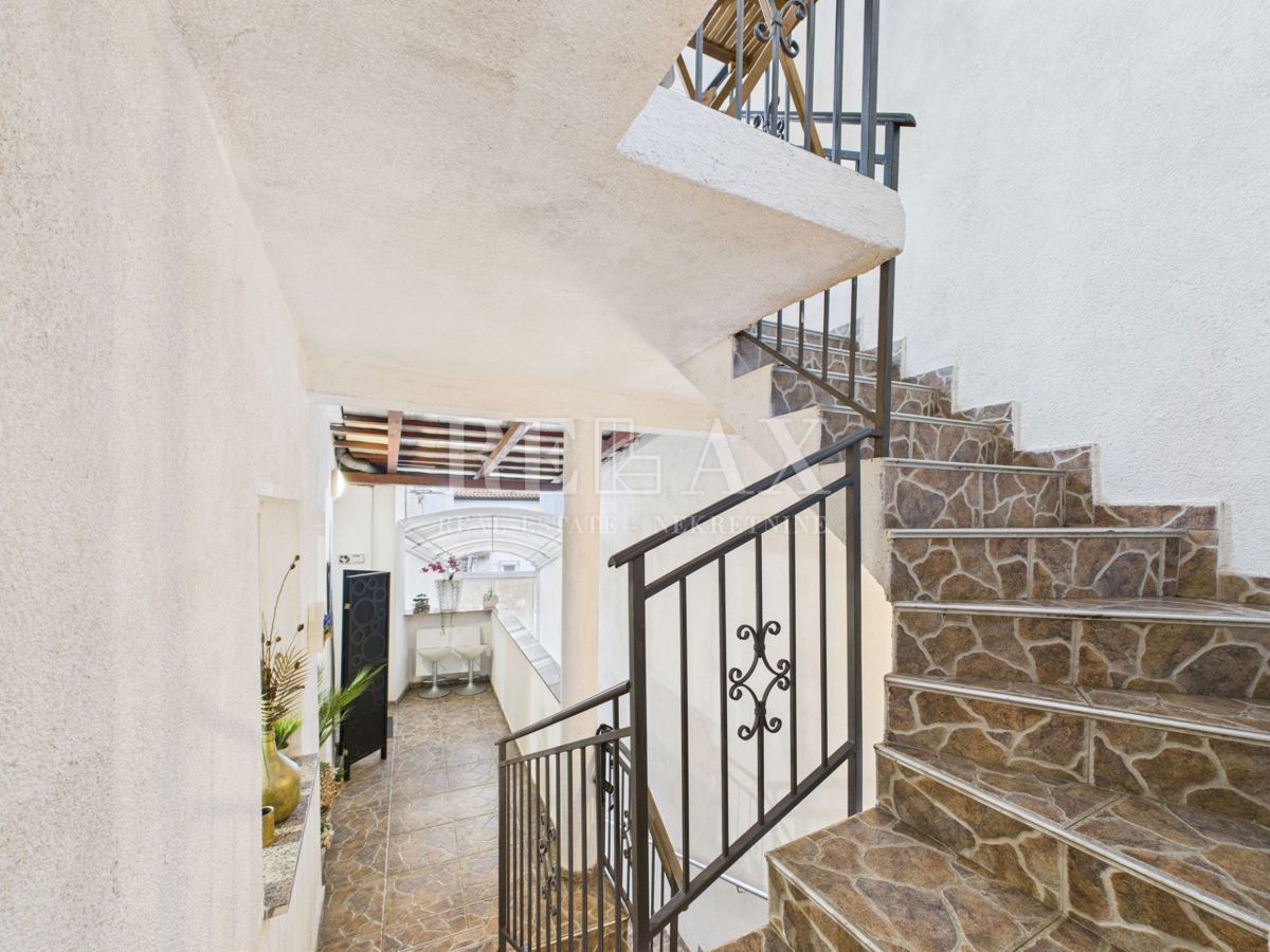 Kastav - casa con 3 appartamenti e spazio commerciale