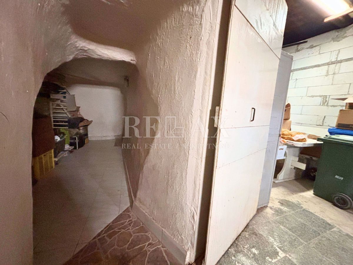 Kastav - casa con 3 appartamenti e spazio commerciale