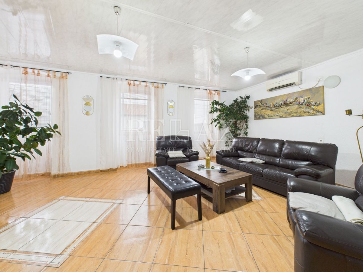 Kastav - casa con 3 appartamenti e spazio commerciale