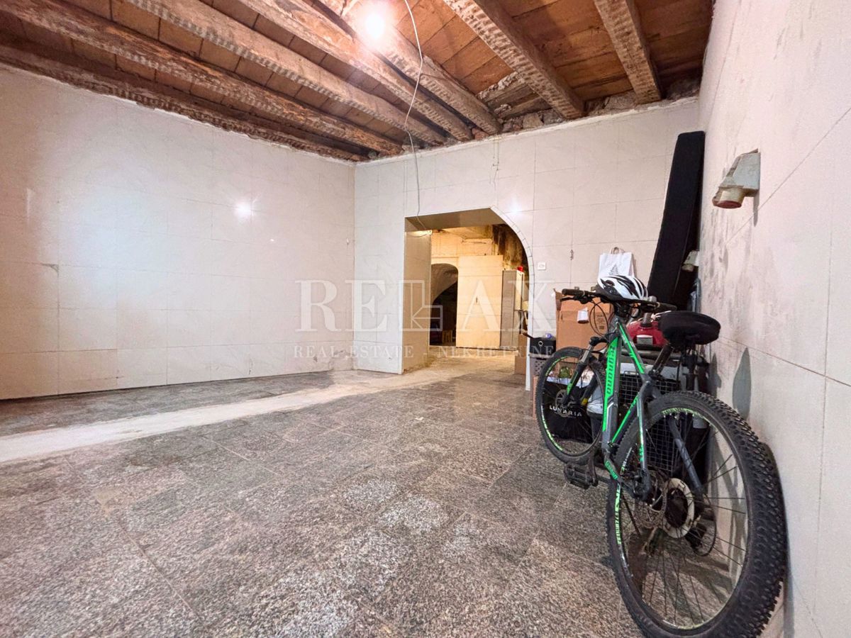 Kastav - casa con 3 appartamenti e spazio commerciale