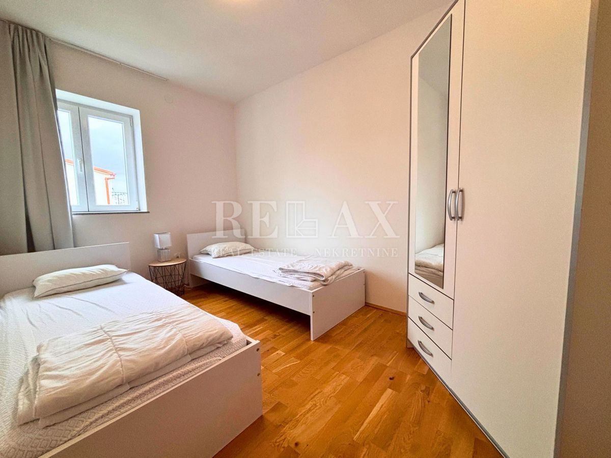 Novi Vinodolski - appartamento con due camere da letto, parcheggio