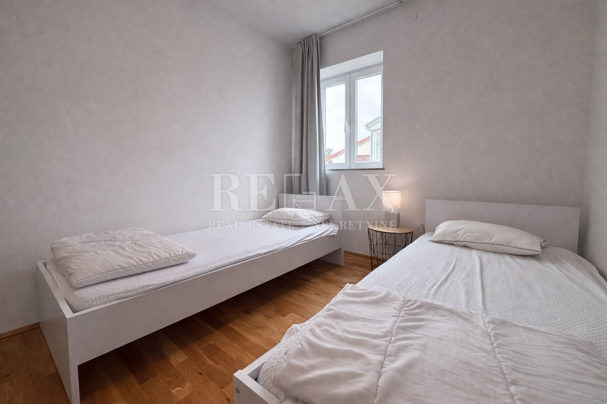 Novi Vinodolski - appartamento con due camere da letto, parcheggio