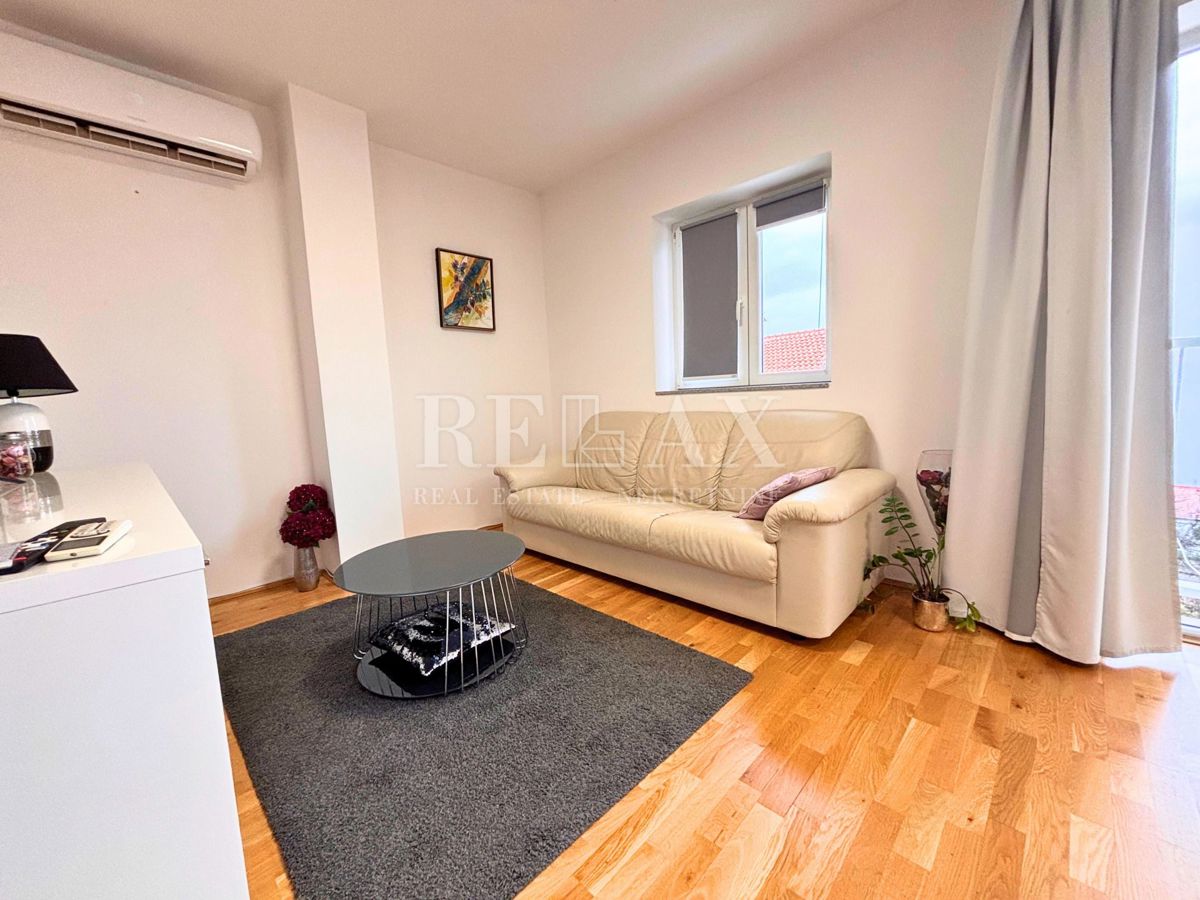 Novi Vinodolski - appartamento con due camere da letto, parcheggio