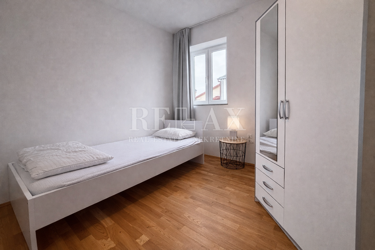 Novi Vinodolski - appartamento con due camere da letto, parcheggio