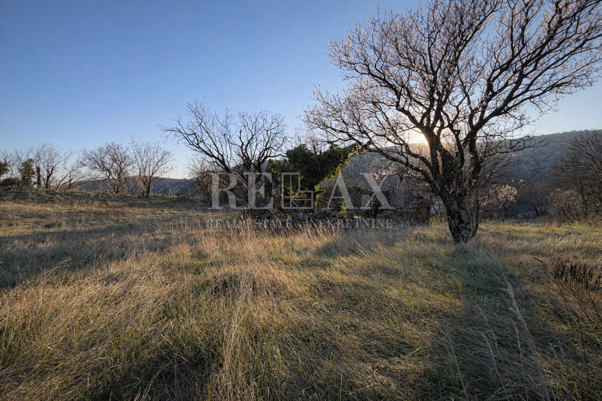 Bribir - terreno edificabile con oggetti d'antiquariato