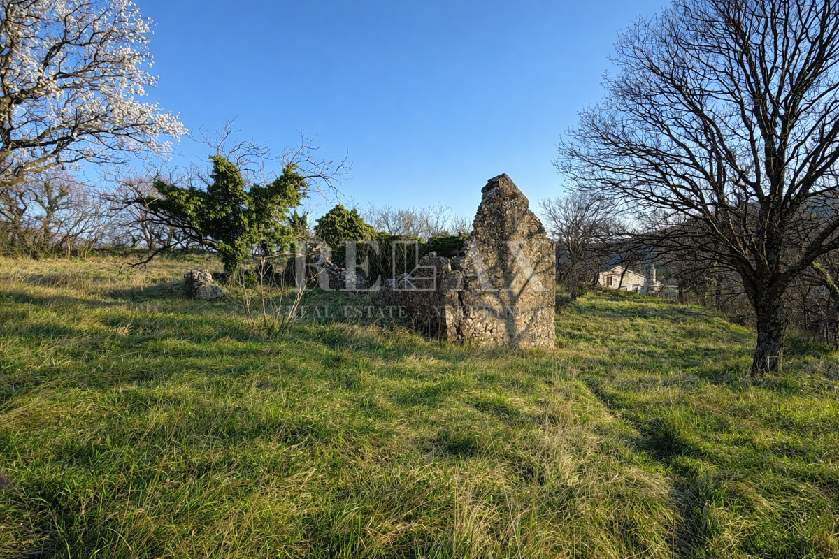 Bribir - terreno edificabile con oggetti d'antiquariato