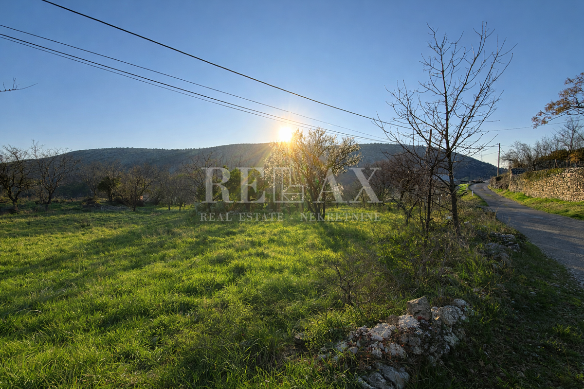 Bribir - terreno edificabile con oggetti d'antiquariato