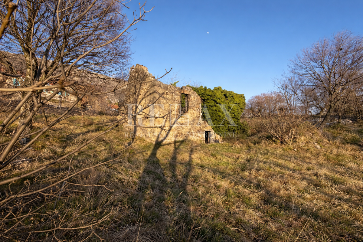Bribir - terreno edificabile con oggetti d'antiquariato