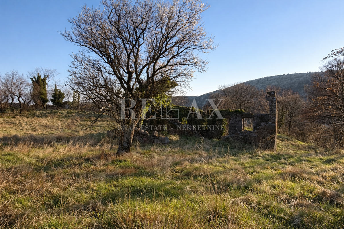 Bribir - terreno edificabile con oggetti d'antiquariato