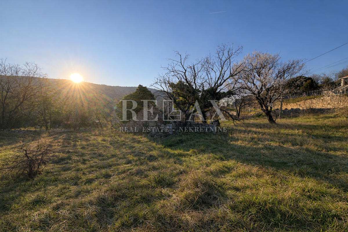 Bribir - terreno edificabile con oggetti d'antiquariato