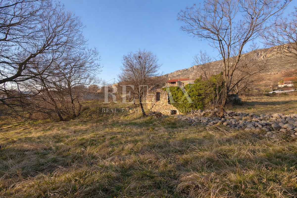 Bribir - terreno edificabile con oggetti d'antiquariato