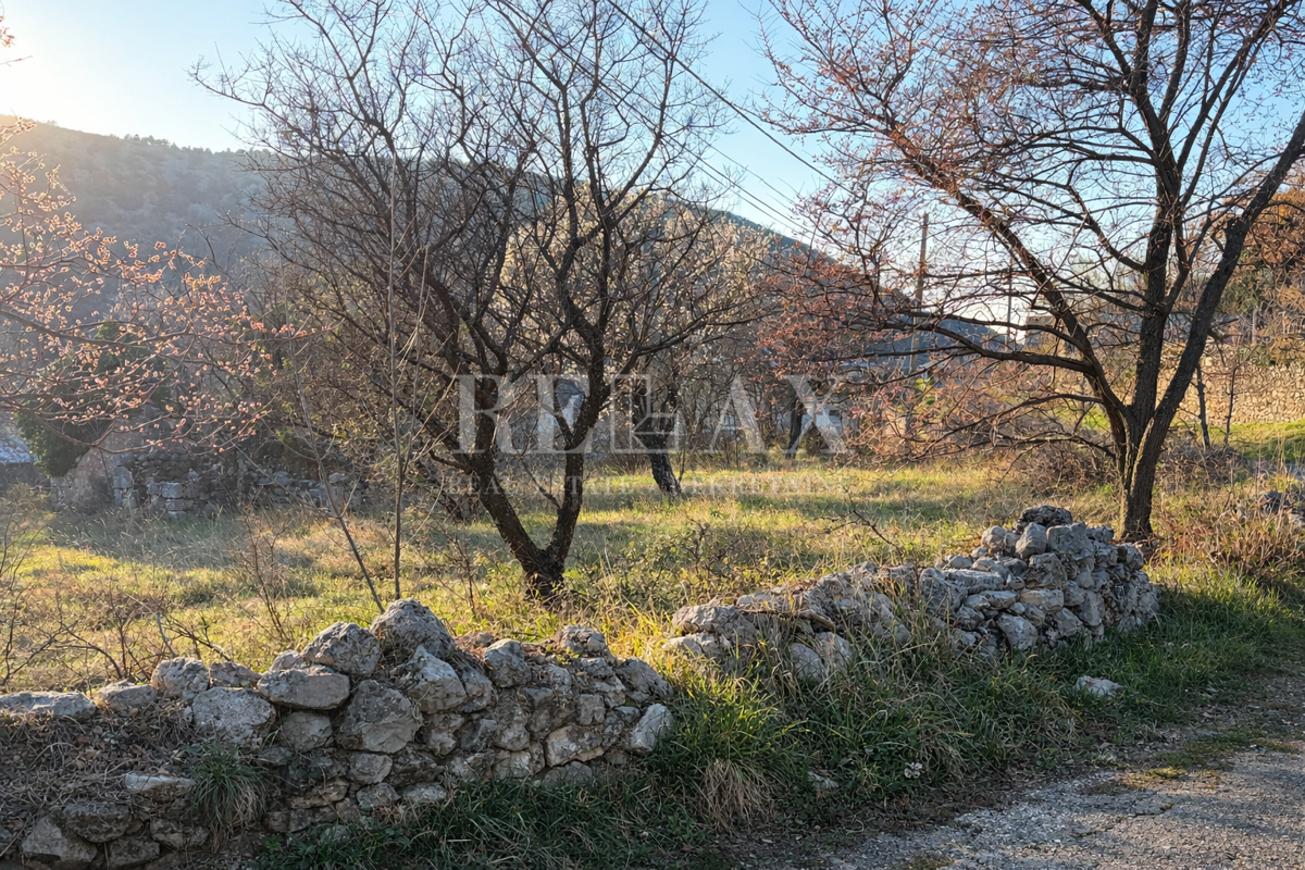 Bribir - terreno edificabile con oggetti d'antiquariato