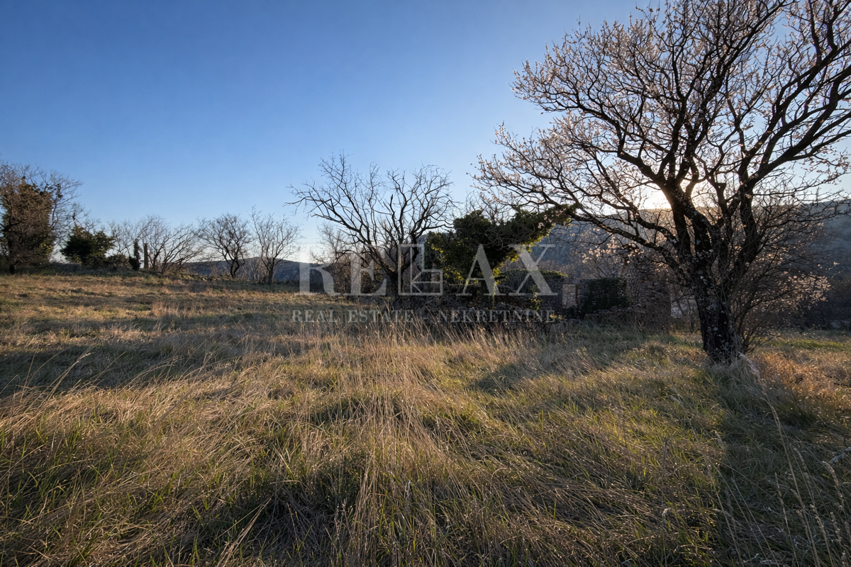 Bribir - terreno edificabile con oggetti d'antiquariato