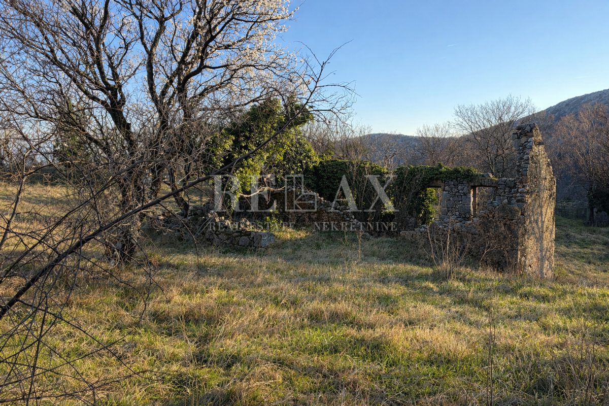 Bribir - terreno edificabile con oggetti d'antiquariato