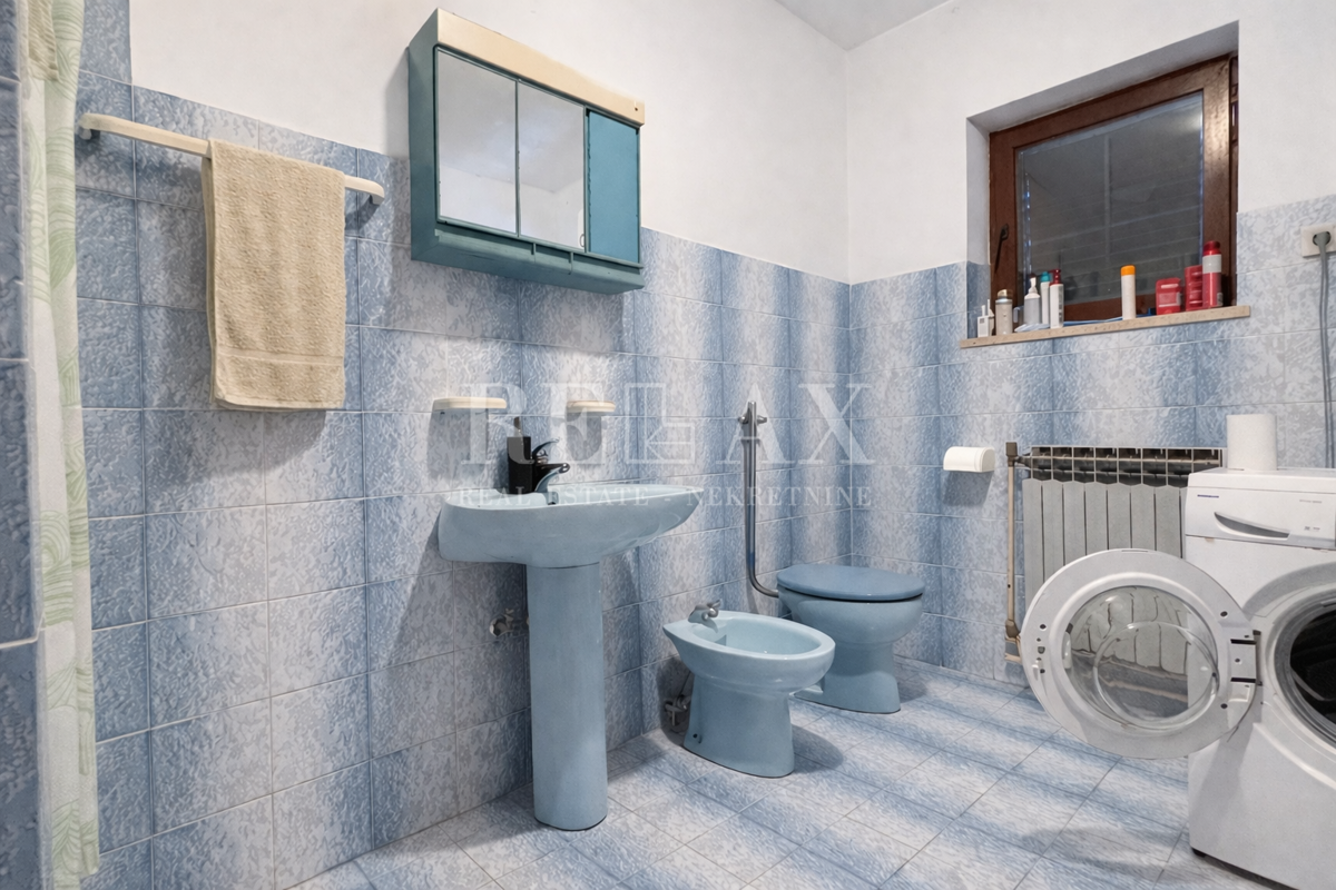 Rijeka, Podhum - casa con 2 appartamenti e due garage