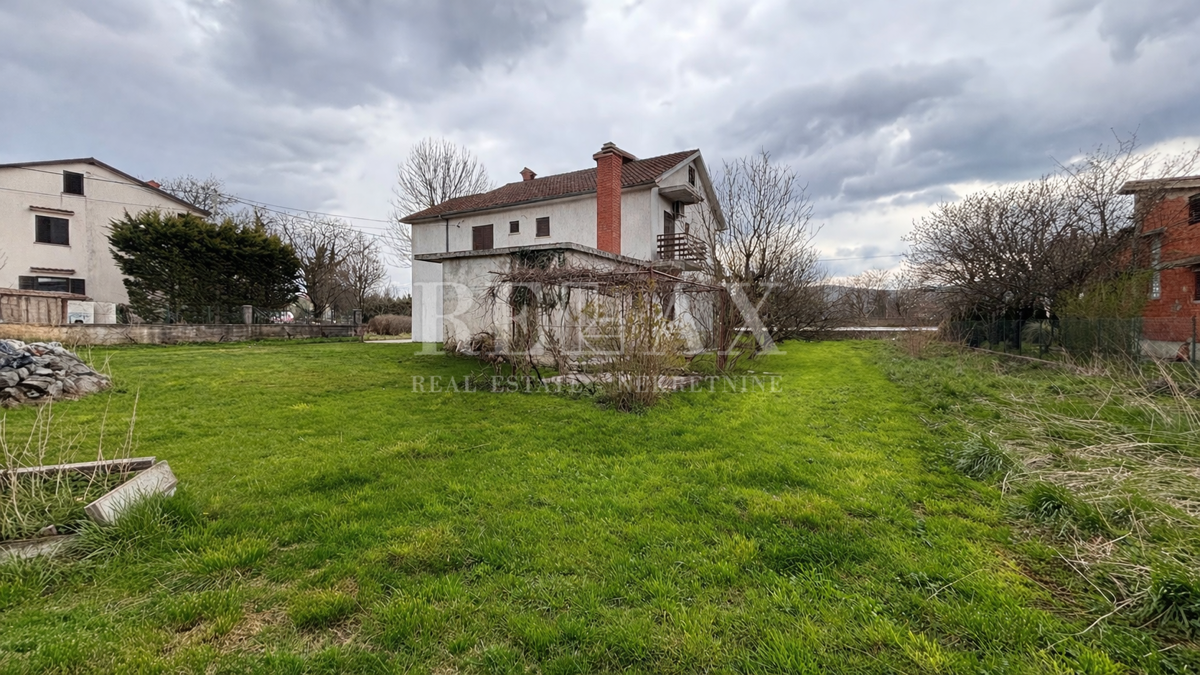 Rijeka, Podhum - casa con 2 appartamenti e due garage