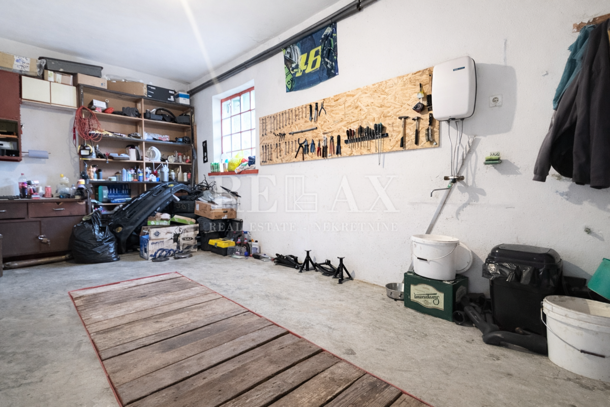 Rijeka, Podhum - casa con 2 appartamenti e due garage
