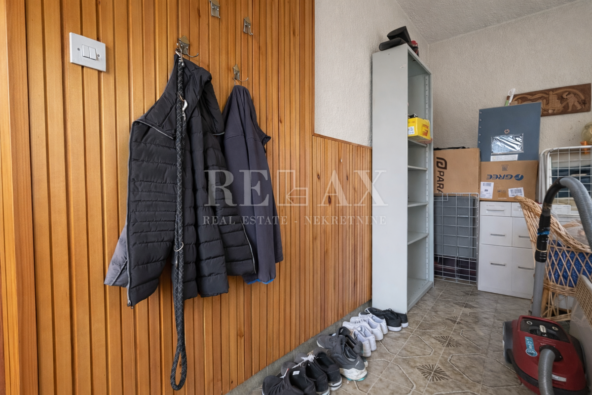 Rijeka, Podhum - casa con 2 appartamenti e due garage