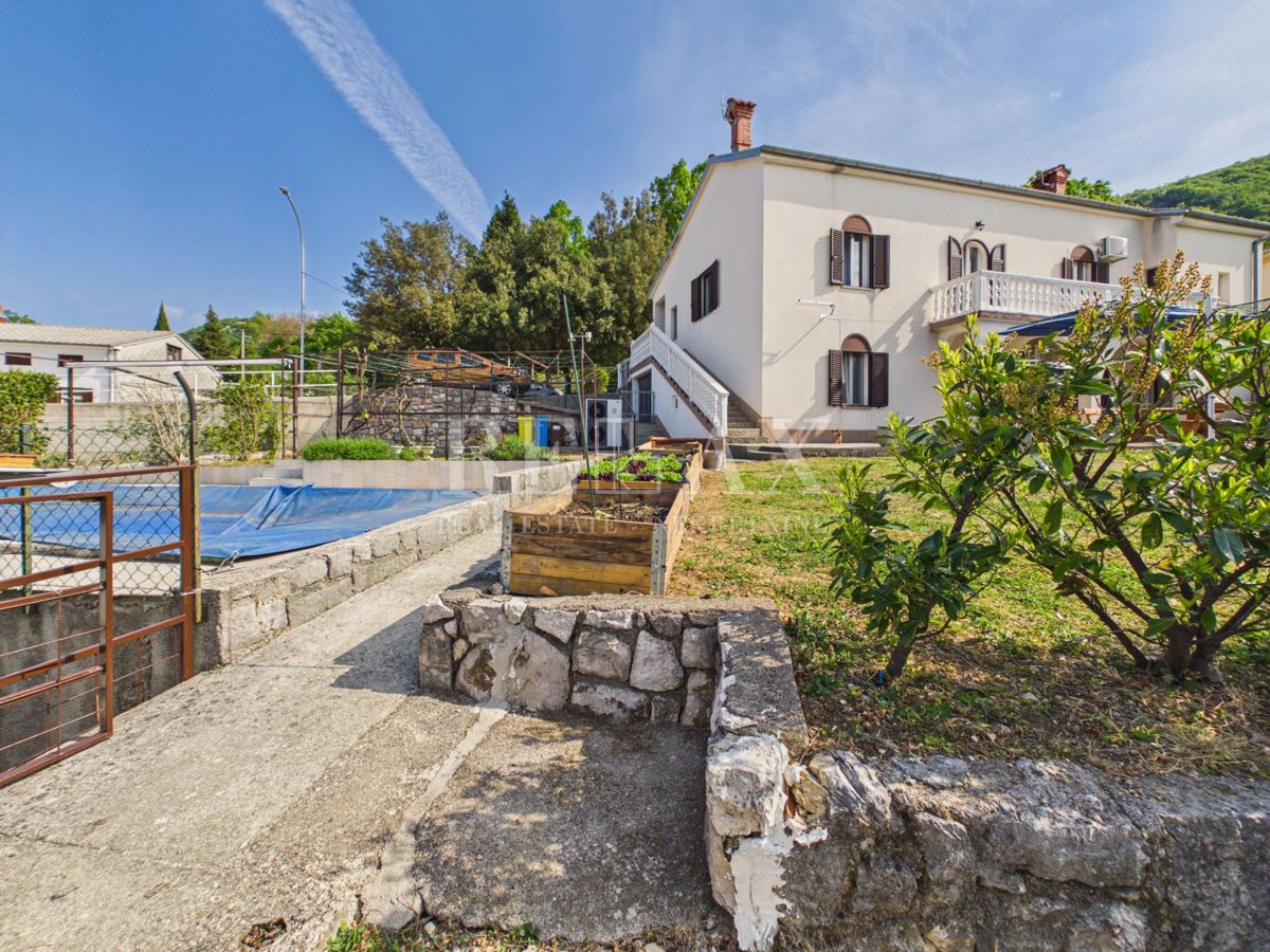 Križišće - casa indipendente con giardino e piscina