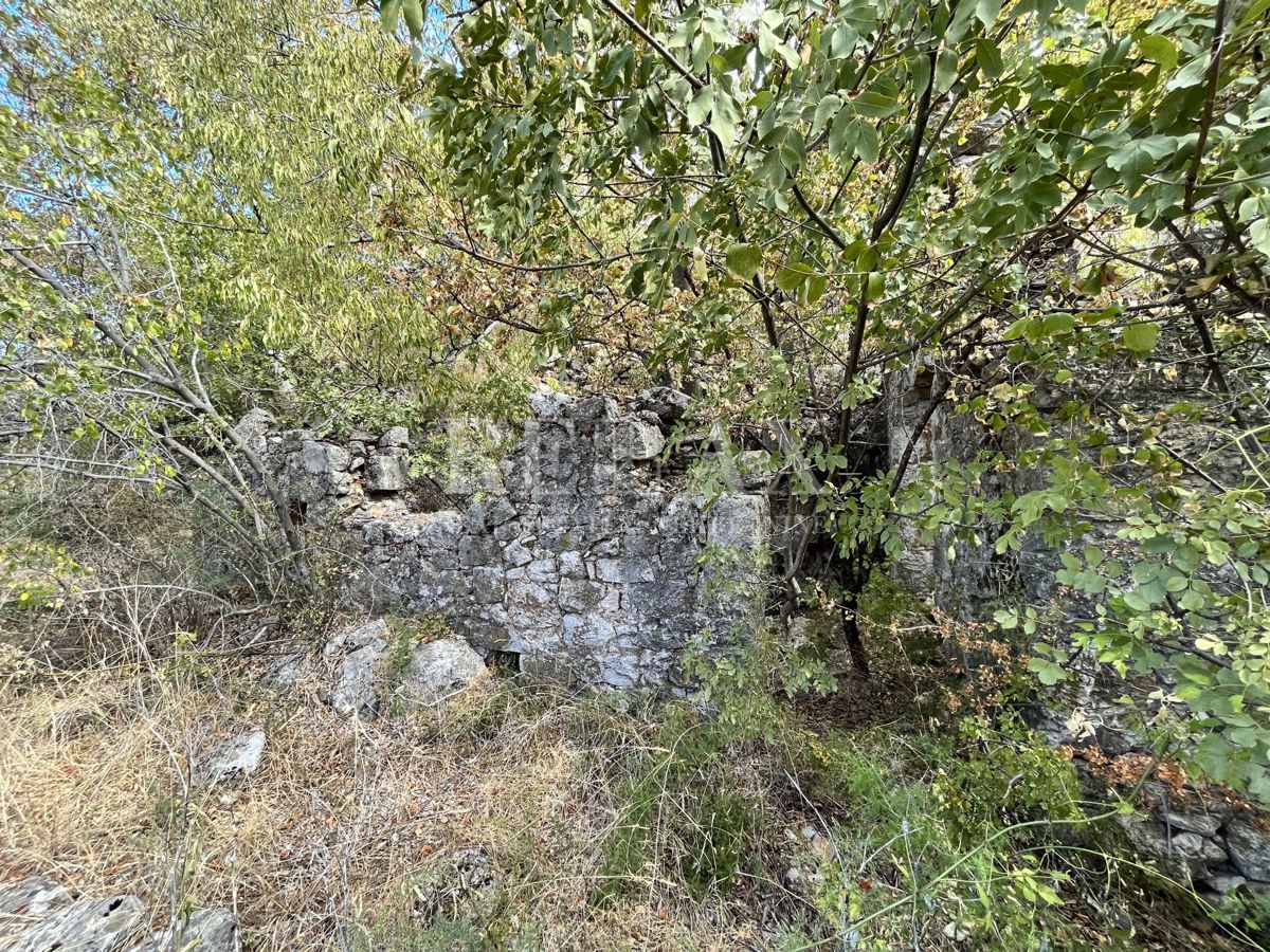 NOVI VINODOLSKI, SIBINJ KRMPOTSKI - Ampio appezzamento con una vecchia casa crollata