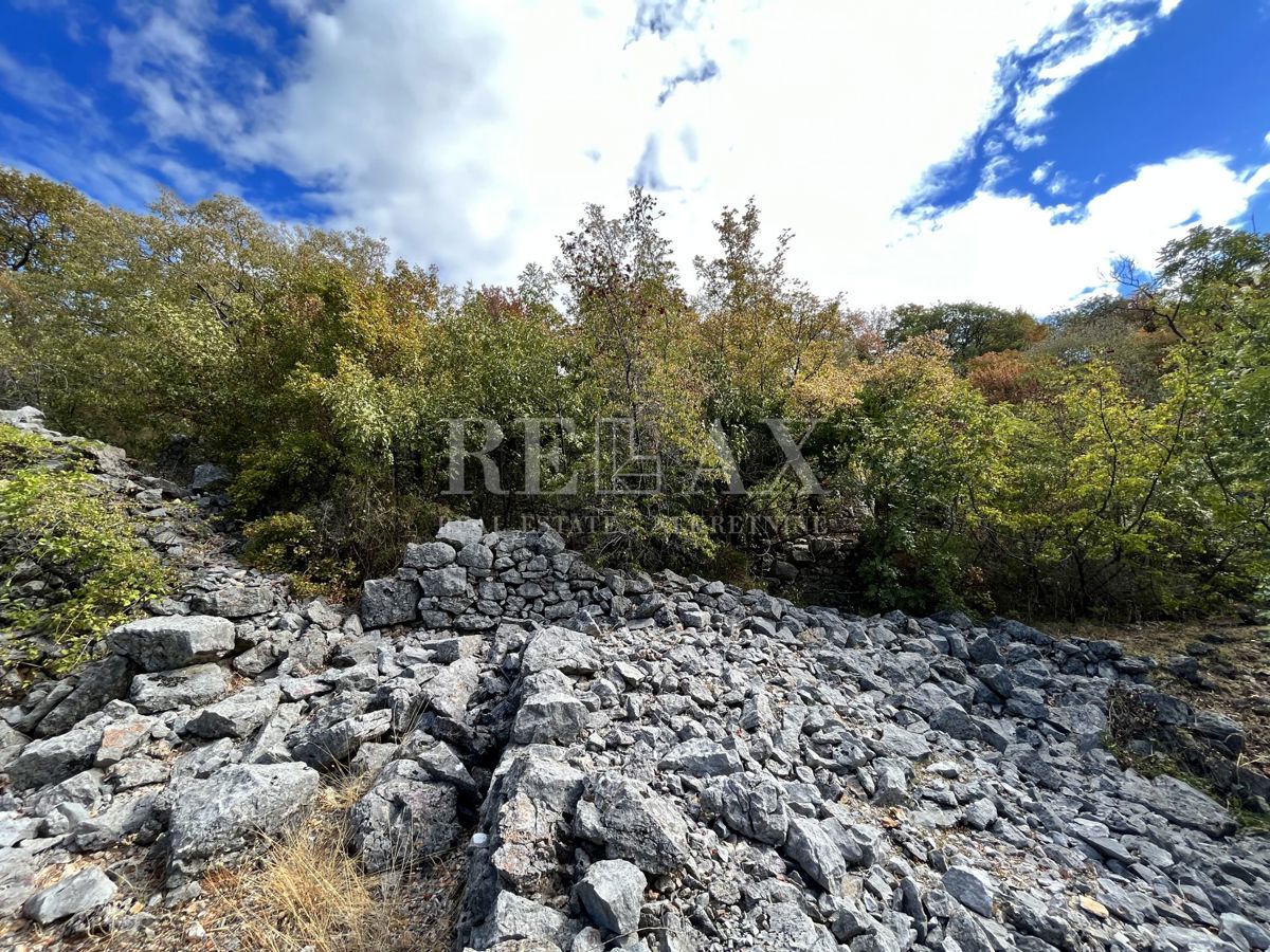 NOVI VINODOLSKI, SIBINJ KRMPOTSKI - Ampio appezzamento con una vecchia casa crollata