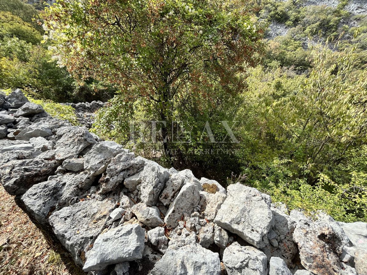 NOVI VINODOLSKI, SIBINJ KRMPOTSKI - Ampio appezzamento con una vecchia casa crollata
