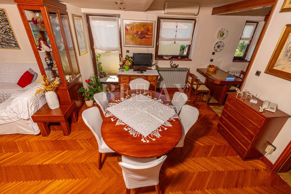Crikvenica - una casa con un ristorante in un'ottima posizione