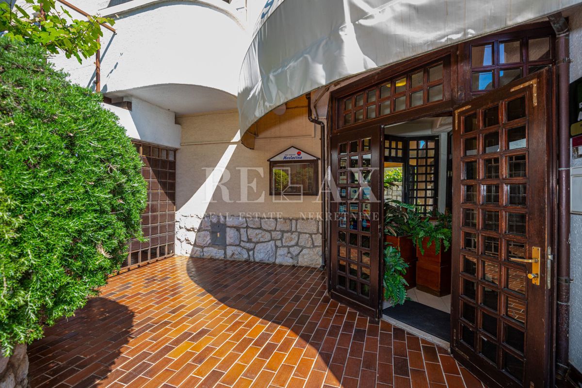 Crikvenica - una casa con un ristorante in un'ottima posizione