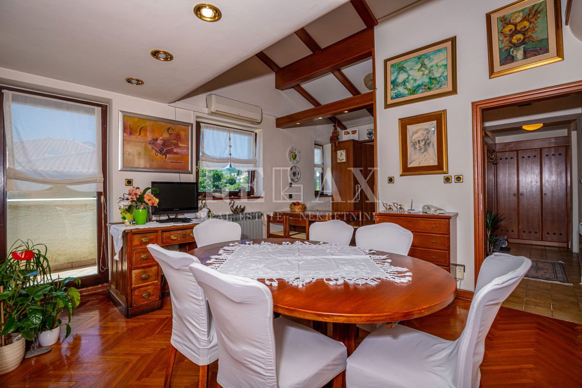 Crikvenica - una casa con un ristorante in un'ottima posizione
