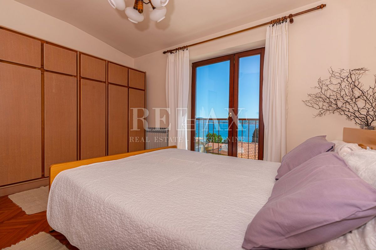 Crikvenica - una casa con un ristorante in un'ottima posizione