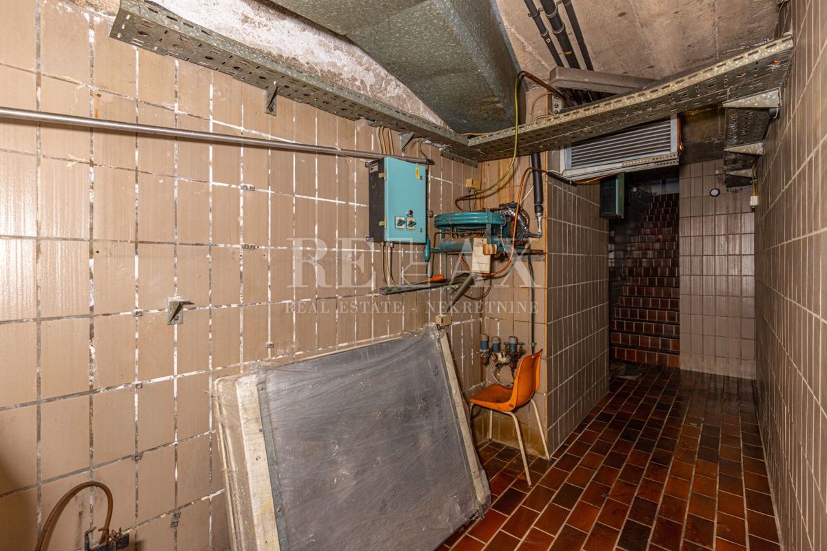 Crikvenica - una casa con un ristorante in un'ottima posizione
