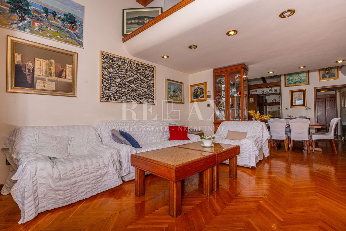 Crikvenica - una casa con un ristorante in un'ottima posizione