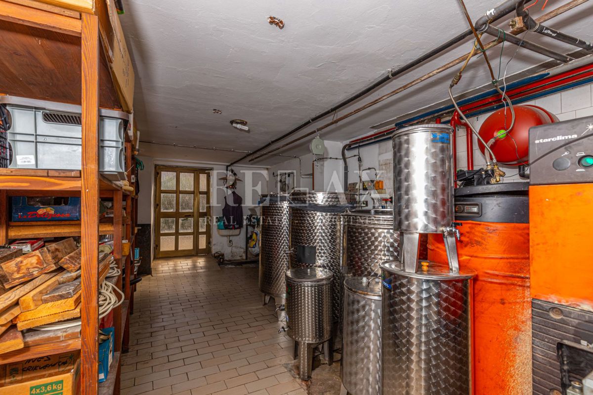 Crikvenica - una casa con un ristorante in un'ottima posizione