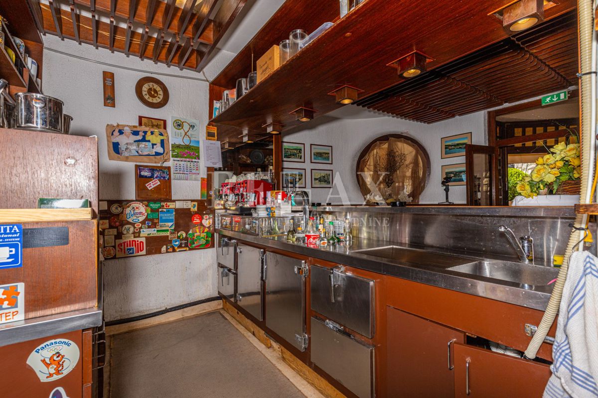 Crikvenica - una casa con un ristorante in un'ottima posizione